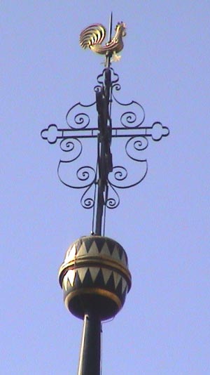 Kirchturmspitze mit Wetterhahn