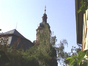 Kirche vom Garten aus gesehen